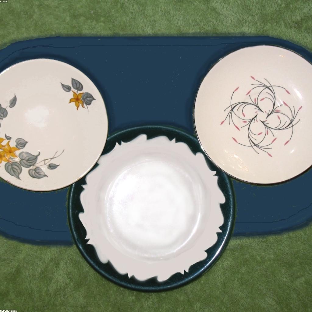 Stoneware Dinnerware Set (16 pc)